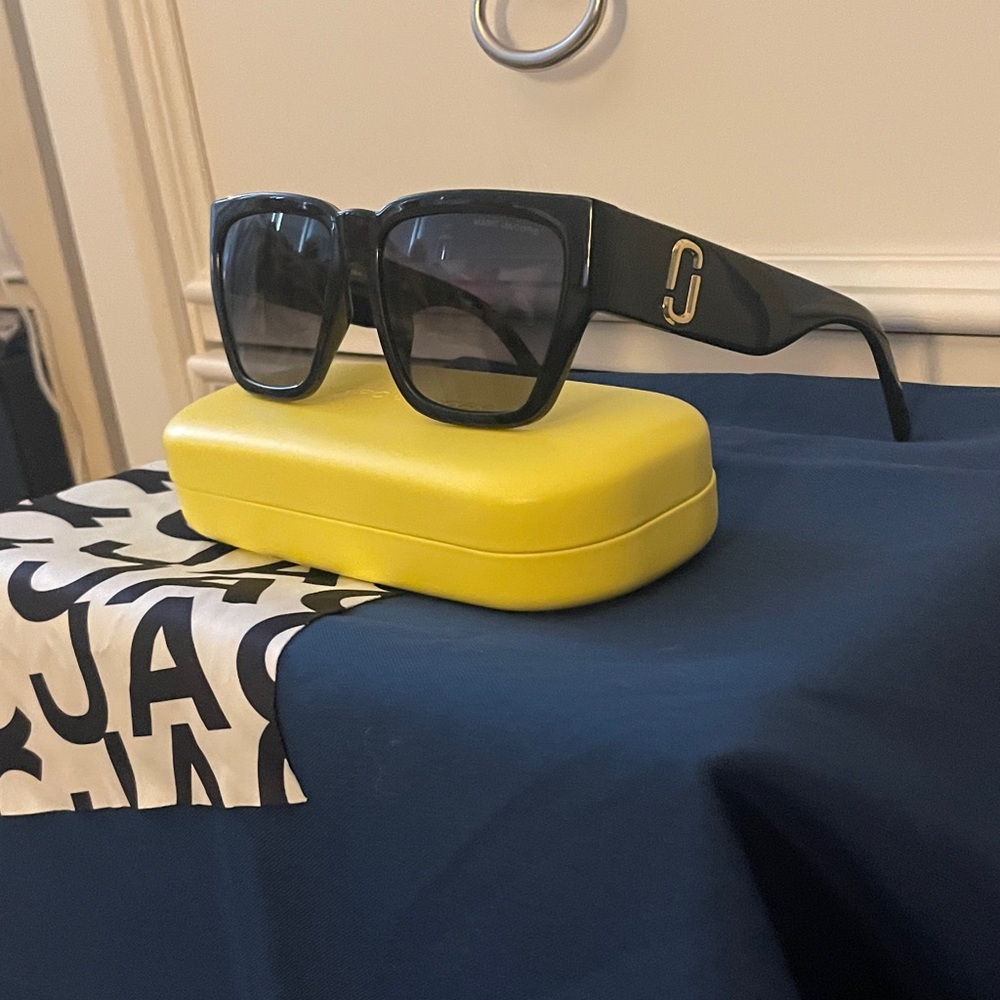 NWOT-Marc Jacob’s Black Sunglasses with Yellow Case